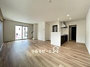 ＬＤＫ17．6帖：リビングに階段があり、ご家族が顔をあわせる機会も自然と増える設計のお家です！