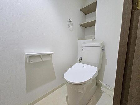 ホワイトのトイレは清潔感があって気持ちいいですね