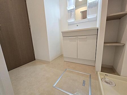 洗濯機置き場もある広めの洗面室は身支度もしやすいですね！