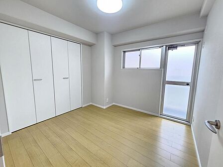 洋室4.5帖：コンパクトなお部屋ですが収納を設けており広くお使い頂けます！