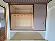 和室4．5帖：大きな押入で寝具類もすっきり☆