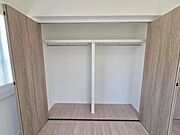洋室5.3帖：広い内部スペースで衣類や小物をたっぷり収納可能。