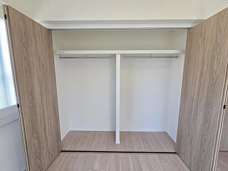 洋室5.3帖:広い内部スペースで衣類や小物をたっぷり収納可能。