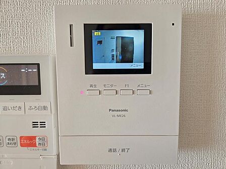 モニター付きインタホンはお子様や女性に安心の設備ですね。
