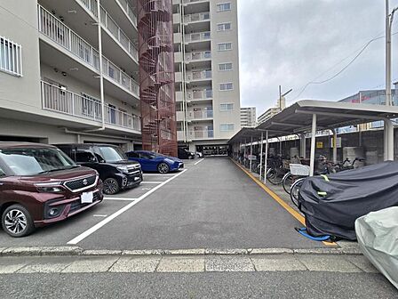 駐車場出入口!ゆとりのある共用部が嬉しいですね!