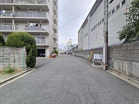 車通りの少ない前面道路でお子様にも安心。