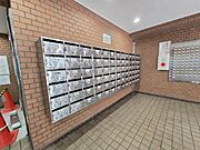 集合ポストで郵便物の出し入れも楽です。