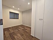 洋室5．25帖：コンパクトなお部屋ですが収納を設けており広くお使い頂けます！