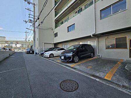 交通量の少ない前面道路でお車の出し入れもスムーズ