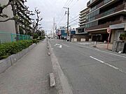 前面道路は歩道も整備され、小さなお子様にも安心