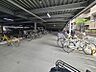 その他：屋根付きの駐輪場で自転車が雨に濡れず安心！