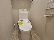 使いやすいサイドパネル仕様の温水洗浄便座付トイレです！
