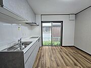 直線的な動線で作業がしやすい壁付け型キッチンを採用！