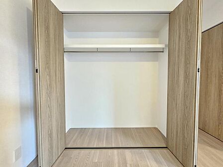 洋室6.7帖:長さのあるお洋服もらくらく収納できますね!