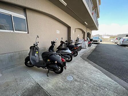 バイク置き場も完備☆