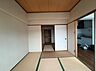 子供部屋：和室4.5帖：リビングにつながった和室スペースは、おむつ替えやお昼寝に最適です。