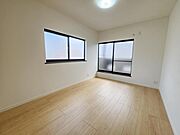 洋室6帖：2面採光で風通しも良く、お部屋の隅々まで明るい印象です