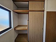 洋室5帖：大きな収納で寝具類もすっきり☆