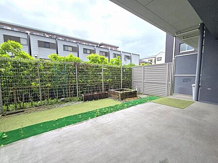 広々バルコニーで、洗濯時のストレスが軽減されますね