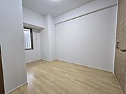 洋室5．3帖：爽やかな風を感じて起きる朝は快適生活の始まり！