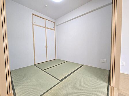 和室4．5帖：リビングにつながった和室スペースは、おむつ替えやお昼寝に最適です。