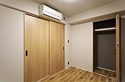 洋室4.1帖：豊富な収納スペースでお部屋すっきり！
