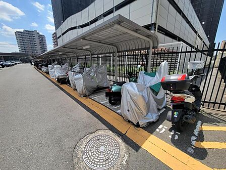 屋根付きのバイク置き場!雨に濡れず安心♪