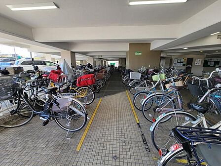 屋根付きの駐輪場で自転車が雨に濡れず安心!