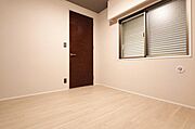 洋室4．7帖：コンパクトなお部屋ですが収納を設けており広くお使い頂けます！
