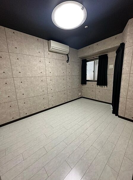 納戸5．5帖：ひとり部屋であれば広すぎないベッドと机を置くことができるお部屋！