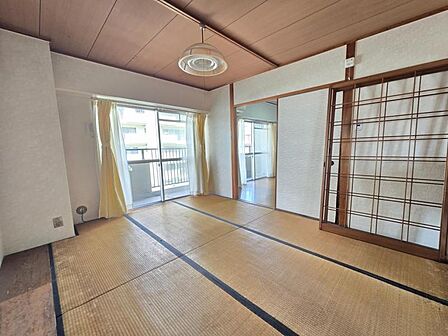 和室6帖:突然の来客にもサッとお布団を敷ける和室でしょう!