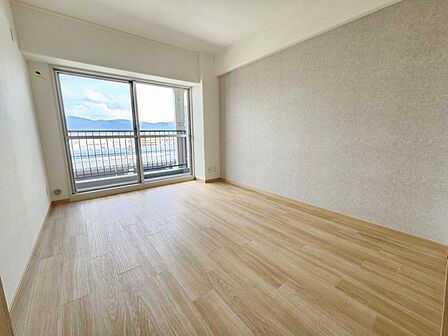 洋室6帖：バルコニーに面したお部屋は日当たり、通風良好です！