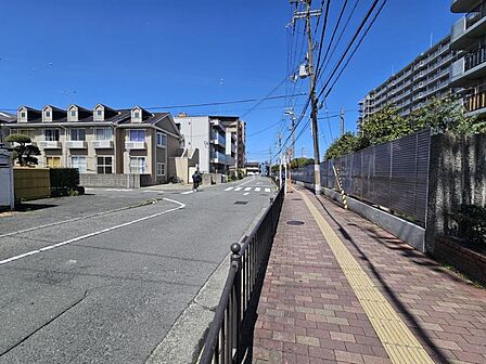 前面道路は歩道も整備され、小さなお子様にも安心☆