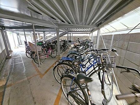 屋根付きの駐輪場で自転車が雨に濡れず安心!