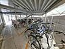 その他：屋根付きの駐輪場で自転車が雨に濡れず安心！