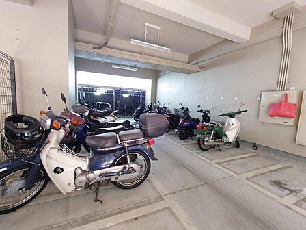 バイク置場完備!大切なバイクをゆったり置いていただけます!