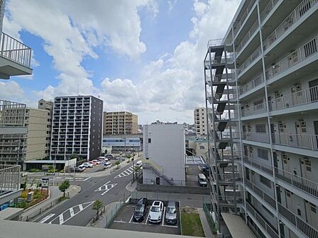 バルコニーからの眺望!建物がないため、日当たり・眺望良好です!
