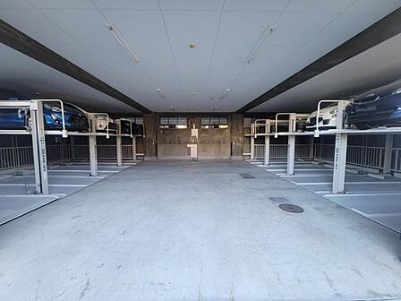 広めの駐車場で車庫入れが楽々ですね