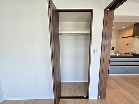 洋室4.8帖:長さのあるお洋服もらくらく収納できますね!