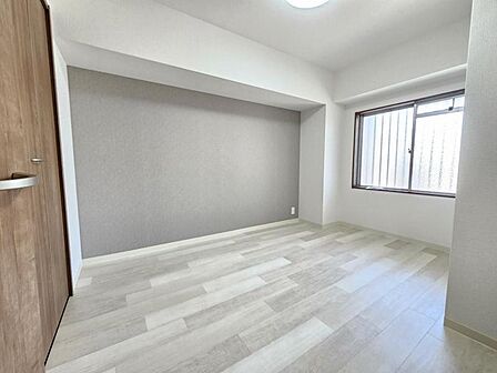 洋室5.4帖:爽やかな風を感じて起きる朝は快適生活の始まり!