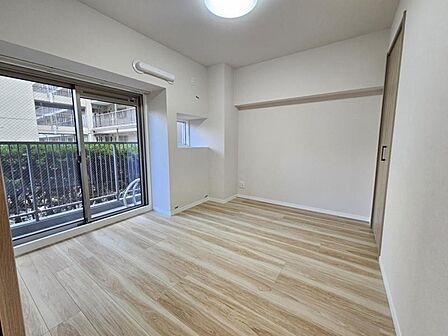 洋室5.8帖:バルコニーに面したお部屋はお布団などもサッと干せて便利ですね