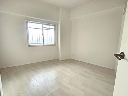 洋室:自然光が差し込む明るいお部屋です。