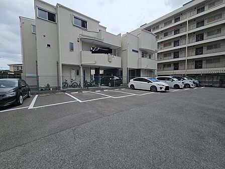 ゆったりとした敷地内駐車場で駐車もらくらく!