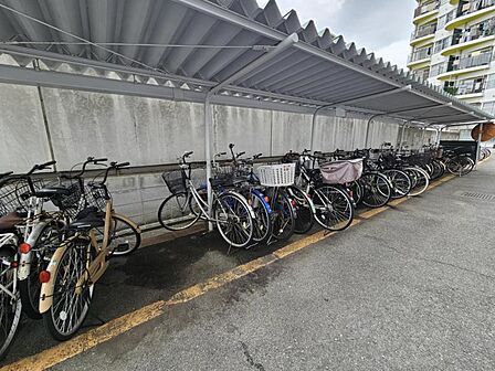 屋根付きの駐輪場で自転車が雨に濡れず安心!