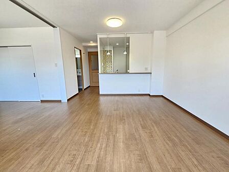 LDK:ホワイトのクロス×ナチュラルなフローリングで、住まい全体に統一感があります。