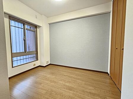 洋室:窓が設置されており、明るく、風通しの良いお部屋です。