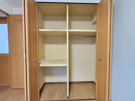 洋室:衣類やバッグをたっぷり収納可能。