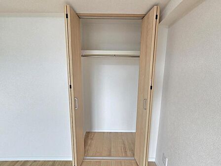 洋室：収納力のあるクローゼットが備わっています。