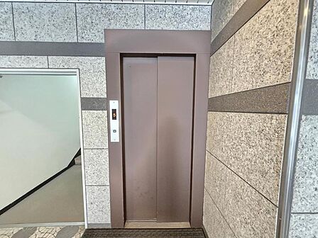 エレベータ―完備!お荷物が多い時にも便利です!