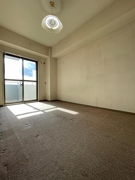 洋室:爽やかな風が通り、採光を存分に感じることのできるお部屋です